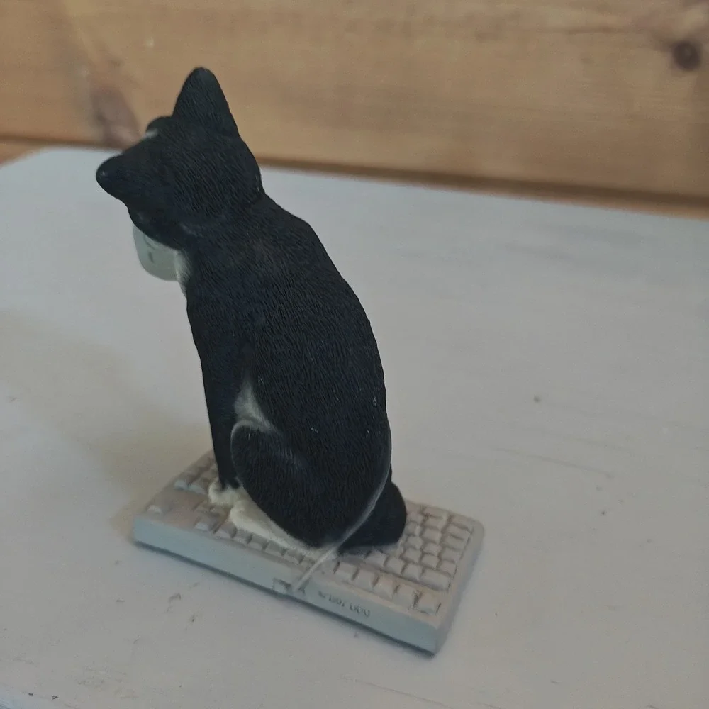 Vintage 1997 Stone Critters Kitty on the Keys Figure Black & White SC-1016